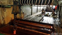 Es batu ini ia jual untuk nelayan kecil yang akan pergi melaut.