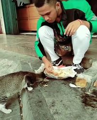 Makan Nasi Bungkus Bareng Kucing, Driver Ojol Ini Bikin Netizen Haru