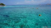 Sedikit intermezzo, pulau kecil berpasir putih dan berbukit ini amat serupa dengan pulau yang ada di dekat Pelabuhan Poto Tano, Sumbawa. Namanya juga hampir sama, yakni Pulau Kenawa (Foto: Ahmad Masaul Khoiri/detikcom)