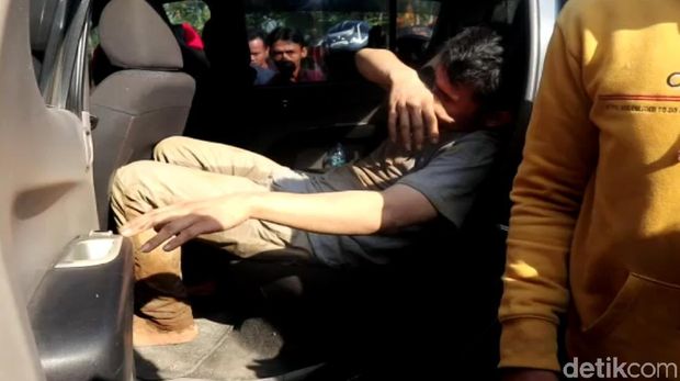 Polisi Amankan Sopir Sedan yang Nyelonong ke Kebun Warga 