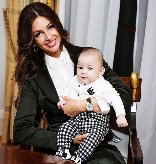 Bayi lucu anak dari Miss Moscow Rihana Oksana ini bernama Ismail Leon. Ismail akhirnya ditampilkan ke publik oleh Rihana saat usianya lima bulan. Sebelumnya setiap mengunggah foto bersama Leon, wanita 27 tahun itu selalu menyamarkan wajah sang bayi. Foto: Instagram