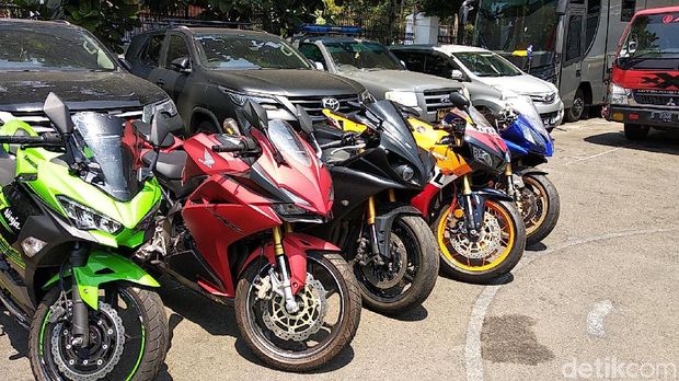 Deretan Mobil-Motor Bos Akumobil yang Dibeli Pakai Duit Konsumen