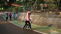 Jalur tersebut dikhususkan untuk pejalan kaki dan pesepeda, dengan harapan dapat menertibkan lalu lintas jalan dan meningkatkan rasa kenyamanan pejalan kaki serta mendorong warga menggunakan angkutan umum.