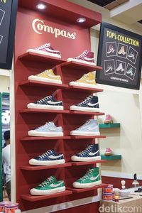 Produk Sneakers Compass.
