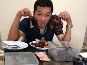 Begini Keseruan Taufik Hidayat Saat Kulineran Seafood