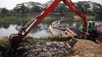 Menurut petugas, sampah yang dikeruk mencapai 5 hingga 7 truk setiap harinya.