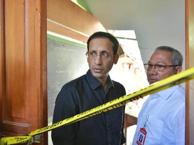 Potret Haru Mendikbud Nadiem Kunjungi Keluarga Korban SDN Gentong Ambruk