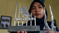 Kerajinan pewter timah ini pun kerap diburu oleh para wisatawan untuk dijadikan oleh-oleh selepas berwisata ke Karimun Besar.