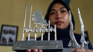 Melihat Kerajinan Berbahan Timah Andalan Karimun Besar