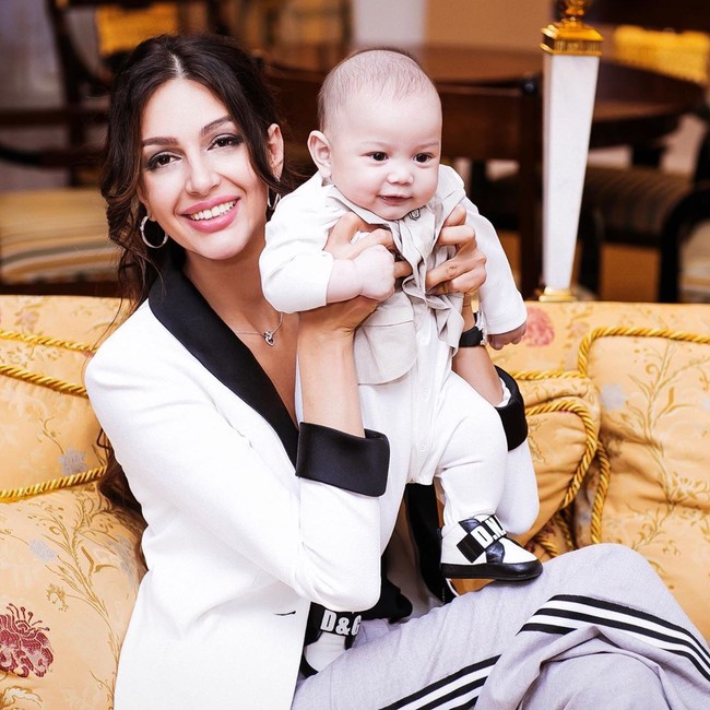 Inilah anak dari Miss Moscow Rihana Oksana Voevodina dari pernikahannya dengan Sultan Kelantan, Malaysia, Sultan Muhammad V. Oksana dan sang sultan menikah pada Juni 2018 dan bayi laki-laki mereka lahir pada 21 Mei 2019. Foto: Instagram