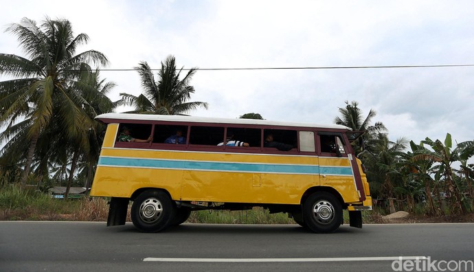 Yuk, Jalan-jalan Naik Bus Kayu di Perbatasan Indonesia