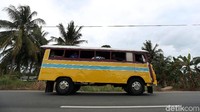 Sesuai namanya, bus ini terbuat dari perpaduan antara besi dan kayu sengi sebagai bodi utama. Bus ini pun menjadi ikon transportasi legendaris di kawasan Kabupaten Karimun.