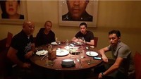 Setelah kenyang dan menghabiskan hidangan, tak lupa Taufik Hidayat mengajak kawannya untuk berfoto bersama. Dari wajahnya, tampak mereka sedang kekenyangan ya? Foto: Instagram @Taufikhidayatofficial