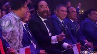Surya Paloh berbincang dengan Anies di sela-sela pembukaan kongres.