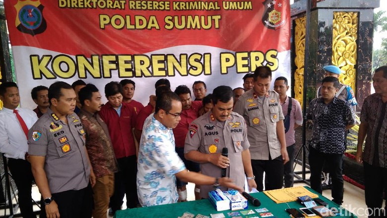 Kapolda Minta 3 Pembunuh Aktivis di Labuhanbatu Serahkan Diri Kapolda Minta 3 Pembunuh Aktivis di Labuhanbatu Serahkan Diri