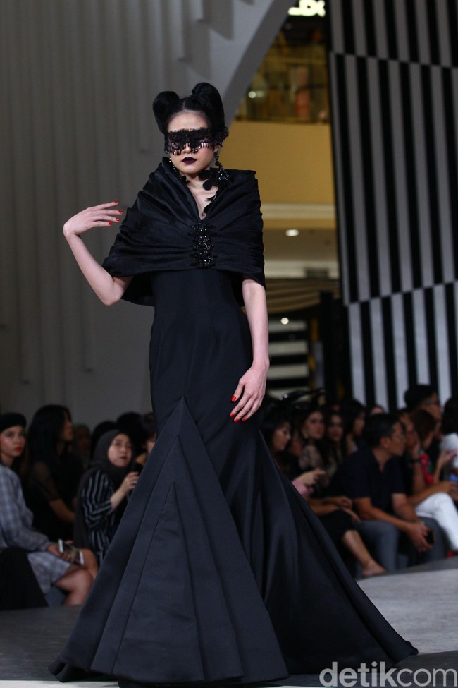 Tiga desainer Indonesia merilis busana dengan menginterpresentasikan kisah dan karakter dalam film Maleficent di panggung fahion show Jakarta Fashion Week 2020, Senayan City, jakarta, Kamis [24/10/2019]. Foto: Rifkianto Nugroho/detikcom