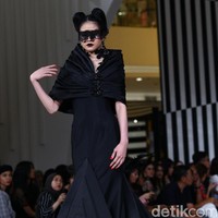Tiga desainer Indonesia merilis busana dengan menginterpresentasikan kisah dan karakter dalam film Maleficent di panggung fahion show Jakarta Fashion Week 2020, Senayan City, jakarta, Kamis [24/10/2019]. Foto: Rifkianto Nugroho/detikcom