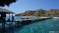 Yang berbeda dari keduanya adalah Pulau Kanawa lebih lengkap fasilitasnya. Sudah ada penginapan di Kanawa sementara Kenawa belum dan lebih menjamurnya kafe di Kanawa. Selebihnya, keduanya memang sama-sama cantik (Foto: Ahmad Masaul Khoiri/detikcom)