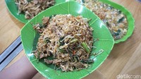 Dioseng pakai telur bebek, dengan tambahan tauge dan sawi, serta irisan daging sapi. Hidangan sederhana ini terasa istimewa, tetap dengan dominan rasa bawang putih, namun bedanya tidak seasin kwetiaw goreng sapi. Porsinya juga cukup banyak, cocok bagi yang sedang tidak ingin makan kwetiaw. Foto: dok. detikFood
