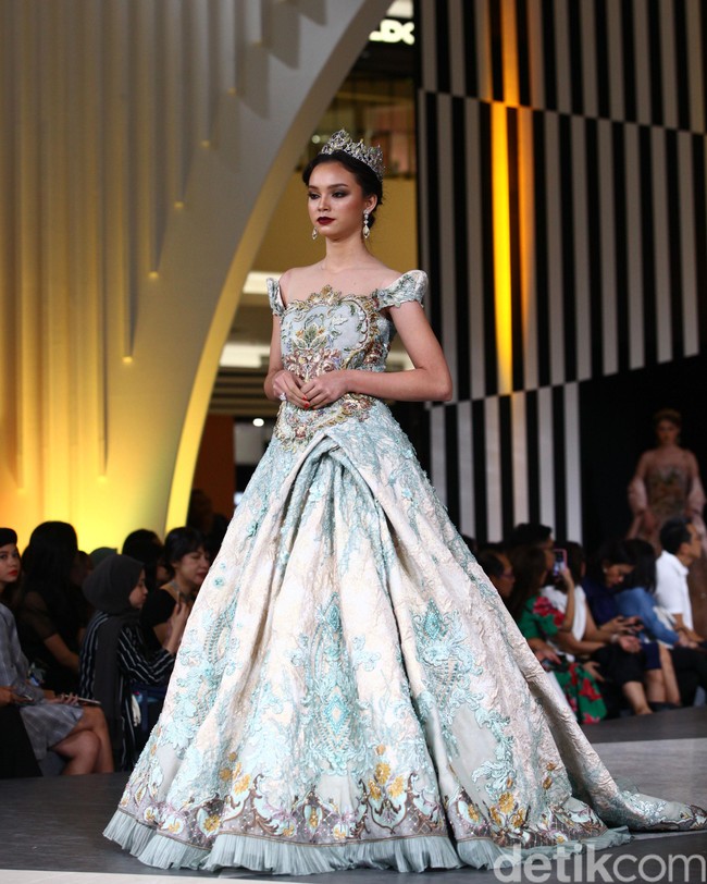 Tiga desainer Indonesia merilis busana dengan menginterpresentasikan kisah dan karakter dalam film Maleficent di panggung fahion show Jakarta Fashion Week 2020, Senayan City, jakarta, Kamis [24/10/2019]. Foto: Rifkianto Nugroho/detikcom