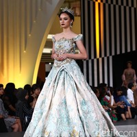 Tiga desainer Indonesia merilis busana dengan menginterpresentasikan kisah dan karakter dalam film Maleficent di panggung fahion show Jakarta Fashion Week 2020, Senayan City, jakarta, Kamis [24/10/2019]. Foto: Rifkianto Nugroho/detikcom