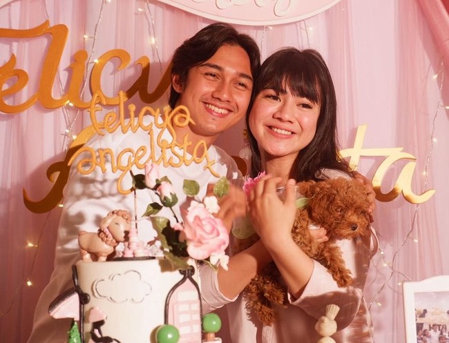 Walaupun tidak tampak terlalu jelas, tetapi ternyata Hito Caesar memiliki lesung pipit loh. Pantas saja senyumnya jadi terlihat manis. Foto: instagram caesar hito