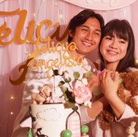 Walaupun tidak tampak terlalu jelas, tetapi ternyata Hito Caesar memiliki lesung pipit loh. Pantas saja senyumnya jadi terlihat manis. Foto: instagram caesar hito