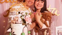 Banyak cara yang dilakukan Hito untuk menujukkan rasa sayangnya pada Felicya. Salah satunya dengan memberikan hadiah istimewa di hari ulang tahun Felicya.  Foto: instagram caesar hito