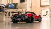 Selain itu ada pula Zonda Cinque. Mobil Hypercar ini merupakan mobil street legal pertama yang menggunakan sasis carbo-titanium Pagani, bobotnya ringan dan diklaim lebih kuat dari bahan yang pernah dibuat oleh pabrik. Istimewa/Dok. Pagani.