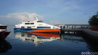 Rombongan kami menggunakan kapal cepat itu dari Batam. Perjalanan kami tempuh selama hampir dua jam dan ketika tiba di Dermaga Tanjung Balai Karimun, rasa aneh pun muncul (Foto: Ahmad Masaul Khoiri/detikcom)