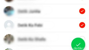 Dalam pilihan Kontak Saya Kecuali akan muncul daftar kontak kamu untuk memilih siapa saja kontak yang ingin diblokir. Nantinya, kontak yang kamu blokir tersebut tidak akan bisa memasukkan kamu ke dalam grup secara otomatis. Jika sudah menentukan daftar yang akan diblokir, klik tanda centang warna hijau yang ada di bawah kanan untuk disimpan. (Foto: screenshot)