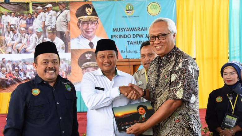 Pemprov Jabar Kaji Regulasi untuk Tambah SDM Penyuluh Hutan Pemprov Jabar Kaji Regulasi untuk Tambah SDM Penyuluh Hutan