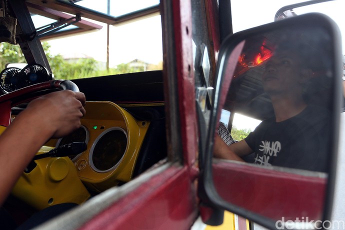 Yuk, Jalan-jalan Naik Bus Kayu di Perbatasan Indonesia