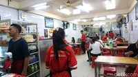 Di sini setiap hidangan kwetiaw dimasak langsung di depan restoran. Masih mempertahankan ciri khas kwetiaw Medan, yaitu dimasak menggunakan tungku arang dan diolah menggunakan telur bebek.  Foto: dok. detikFood