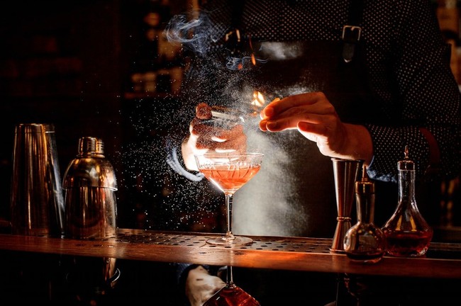 5 Curhatan Paling Menyedihkan yang Pernah Didengarkan Para Bartender
