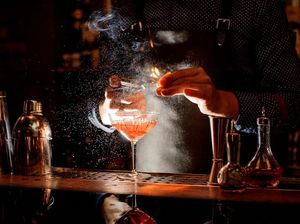 5 Curhatan Paling Menyedihkan yang Pernah Didengarkan Para Bartender
