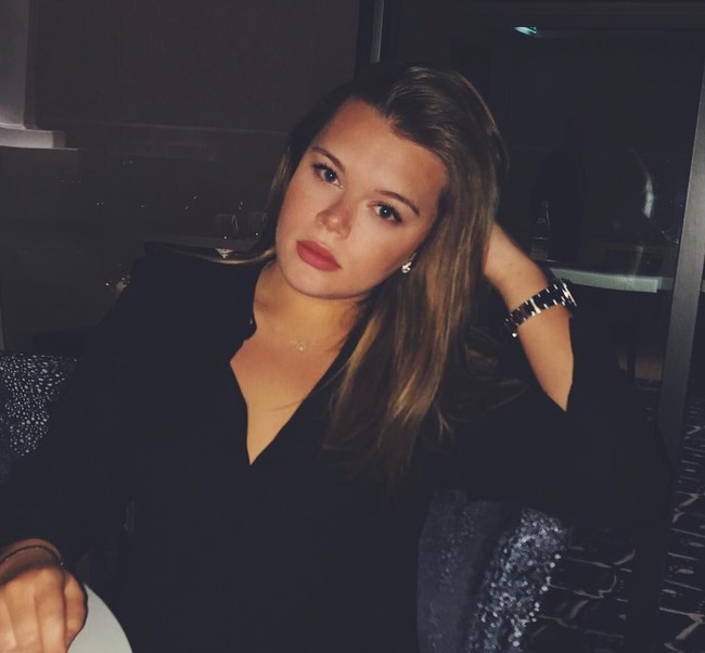 Kemiripan dengan neneknya, baik secara fisik maupun kepribadian, membuat Camille dijuluki sebagai Little Grace Kelly. Foto: Instagram/@camillerosegottlieb