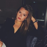 Kemiripan dengan neneknya, baik secara fisik maupun kepribadian, membuat Camille dijuluki sebagai Little Grace Kelly. Foto: Instagram/@camillerosegottlieb