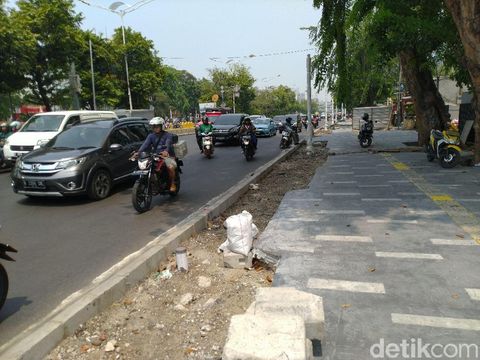 Progres revitalisasi trotoar di Jl Kramat Raya, Jakpus