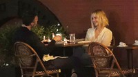 Bersama sang suami, Jennifer terlihat senang makan malam di salah satu restoran berkonsep romantis dengan Cooke. Foto: Istimewa