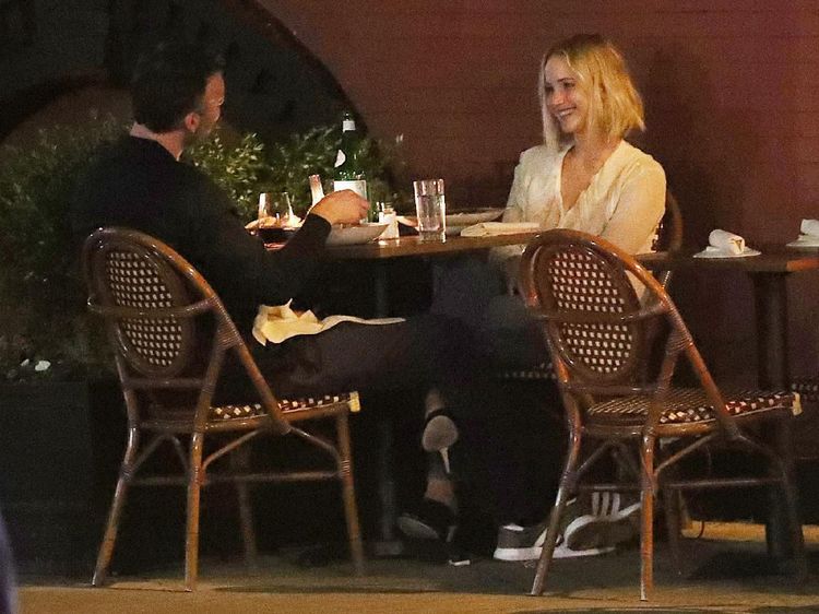 Bulan Madu di Sumba, Ini Pose Cantik Jennifer Lawrence Saat Makan Pizza