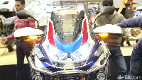Saat off-road, motor ini memiliki body bergaya reli, tangki 18.8 L yang ramping, layar tetap rendah dan ban tubed sebagai standar. Foto: M Luthfi Andika
