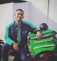 Makan Nasi Bungkus Bareng Kucing, Driver Ojol Ini Bikin Netizen Haru