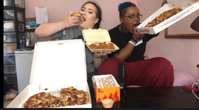 Wanita asal London, Charna Rowley resign dari pekerjaan penuh waktunya dan beralih menjadi Youtuber. Ia memfilmkan dirinya mengonsumsi sekitar 5.500 kalori. Foto: Instagram