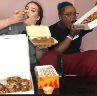 Wanita asal London, Charna Rowley resign dari pekerjaan penuh waktunya dan beralih menjadi Youtuber. Ia memfilmkan dirinya mengonsumsi sekitar 5.500 kalori. Foto: Instagram