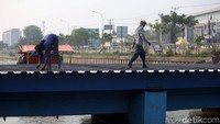 Pengerjaan pembangunan jembatan tersebut dilakukan sejak pagi oleh para pekerja tersebut.