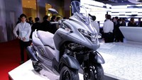 Motor ini menjadi model keempat LMW Yamaha, sebelumnya Yamaha sudah memiliki motor roda tiga, seperti Yamaha Tricity 125, Tricity 155, dan Yamaha Niken. Dalam keterangan resminya Yamaha menyebut Tricity300 berada di kelas menengah LMW. Dibekali mesin dengan kapasitas mesin 292cm3 berpendingin cairan, SOHC,satu silinder, dengan teknologi blue core Yamaha.