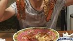 Begini Keseruan Taufik Hidayat Saat Kulineran Seafood