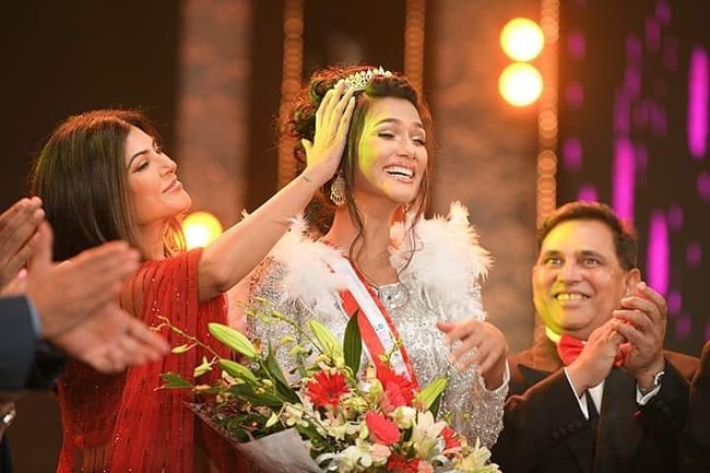 Pada malam final, wanita dengan gelar Miss Universe Bangladesh tersebut dimahkotai oleh model dan aktris India Sushmita Sen yang pernah menjadi Miss Universe pada 1994. Foto: Instagram @shirin_shela_