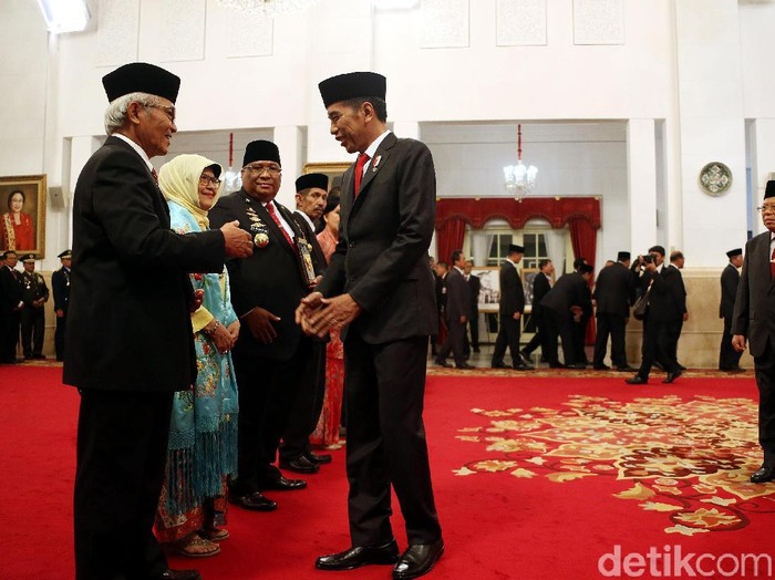 Presiden Joko Widodo (Jokowi) memberikan gelar Pahlawan Nasional kepada 6 tokoh Indonesia di Istana Negara, Jakarta, Jumat (8/11/2019). 6 tokoh itu adalah Ruhana Kuddus, Sultan Himayatuddin Muhammad Saidi, Prof dr M Sardjito, KH Abdul Kahar Mudzakkir, A A Maramis, dan KH Masjkur.